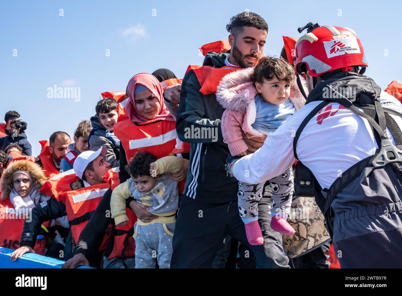 Zona RAS libica, Libia. 16 marzo 2024. Un bambino salvato si imbarcò su MSF Geo Barents. 16 marzo 2024, la nave MSF Geo Barents ha intercettato due piccole imbarcazioni piene di migranti che navigavano verso l'Europa nella zona della RAS libica. L'ONG ha organizzato un'operazione di salvataggio che ha salvato più di 170 persone, tra cui molte donne e bambini. Credito: SOPA Images Limited/Alamy Live News Foto Stock