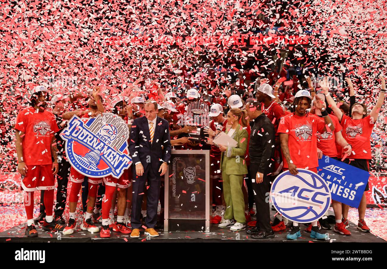 16 marzo 2024: La squadra di pallacanestro maschile della NS State accetta il trofeo ACC dopo la partita di campionato del torneo maschile di pallacanestro ACC tra la University of North Carolina Tarheels e la NC State Wolfpack alla Capital One Arena di Washington, DC Justin Cooper/CSM (Credit Image: © Justin Cooper/Cal Sport Media) Foto Stock