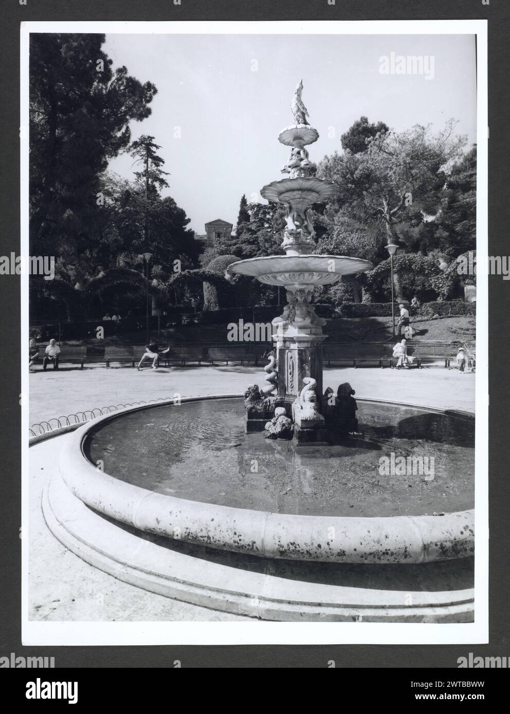 Abruzzo Chieti Chieti Museo Nazionale di Antichita. Hutzel, Max 1960-1990 Vista esterna di parte dell'ex Villa Frigeri, che insieme ad un vicino palazzo, ospita il Museo Nazionale di Antichita. Viste anche dei giardini, della fontana (XVII secolo) e degli interni restaurati. Il cosiddetto "Guerriero di Capestrano" (V secolo a.C.) si trova nella collezione di antichità sotto uomini, giovani, Guerrieri--pietra--Etruschi, Italiani. Le vedute di Hutzel includono statue, monumenti funerari, busti ritratti e mosaici, molti dei quali sono stati scavati da Alba Fucens. Hutzel ha prestato particolare attenzione a TH Foto Stock