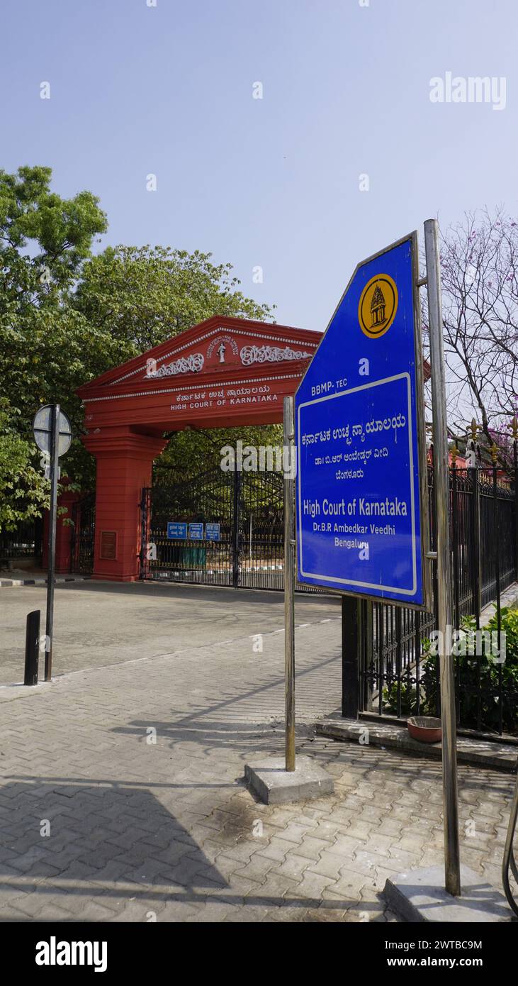 Bangalore, India - 16 gennaio 2024: Ingresso principale dell'alta corte di Karnataka nel Dr. B R Ambedkar veedi Bengaluru. Incredibile architettura storica. Foto Stock