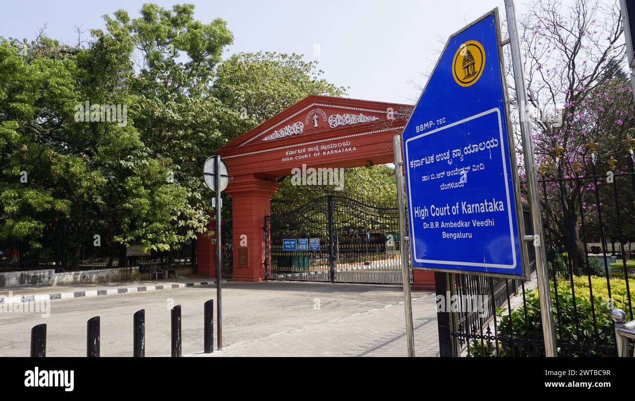 Bangalore, India - 16 gennaio 2024: Ingresso principale dell'alta corte di Karnataka nel Dr. B R Ambedkar veedi Bengaluru. Incredibile architettura storica. Foto Stock