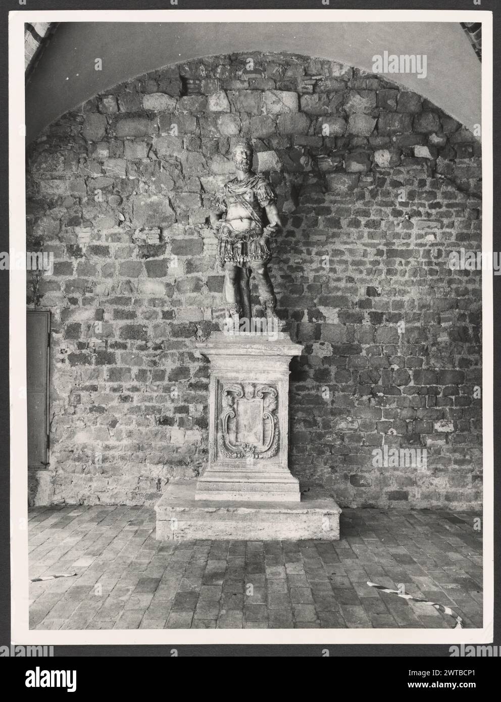 Toscana Siena Montalcino S. Agostino5. Hutzel, Max 1960-1990 Medieval: Architettura, scultura architettonica (XIV secolo). Post-medioevale: Affreschi (XII secolo) raffiguranti santi, vita di S. Agostino, la risurrezione Note generali: Quando questi negativi furono inviati si confondeva con l'identificazione di queste stampe e negativi e di quelle di S. Antimo. È POSSIBILE CHE esista ancora una certa mescolanza. Il fotografo e studioso tedesco Max Hutzel (1911-1988) fotografò in Italia dai primi anni '1960 fino alla sua morte. Il risultato di questo progetto, indicato da Hutzel come foto Arte minore, è un documentario completo Foto Stock