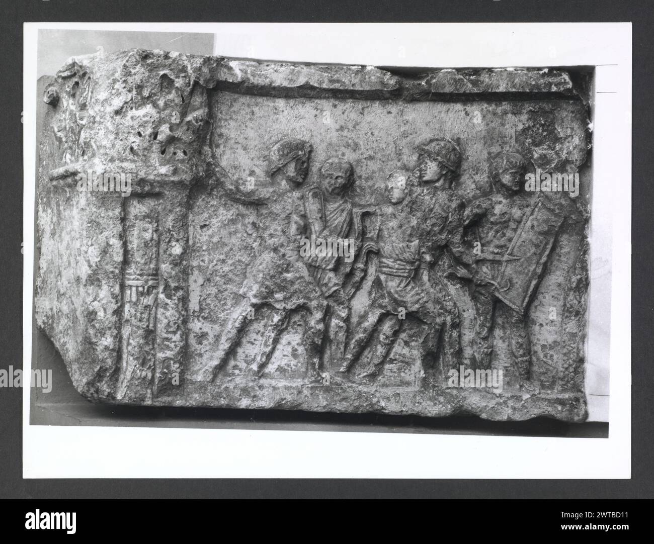 Abruzzo Chieti Chieti Museo Nazionale di Antichita44. Hutzel, Max 1960-1990 Vista esterna di parte dell'ex Villa Frigeri, che insieme ad un vicino palazzo, ospita il Museo Nazionale di Antichita. Viste anche dei giardini, della fontana (XVII secolo) e degli interni restaurati. Il cosiddetto "Guerriero di Capestrano" (V secolo a.C.) si trova nella collezione di antichità sotto uomini, giovani, Guerrieri--pietra--Etruschi, Italiani. Le vedute di Hutzel includono statue, monumenti funerari, busti ritratti e mosaici, molti dei quali sono stati scavati da Alba Fucens. Hutzel ha prestato particolare attenzione Foto Stock