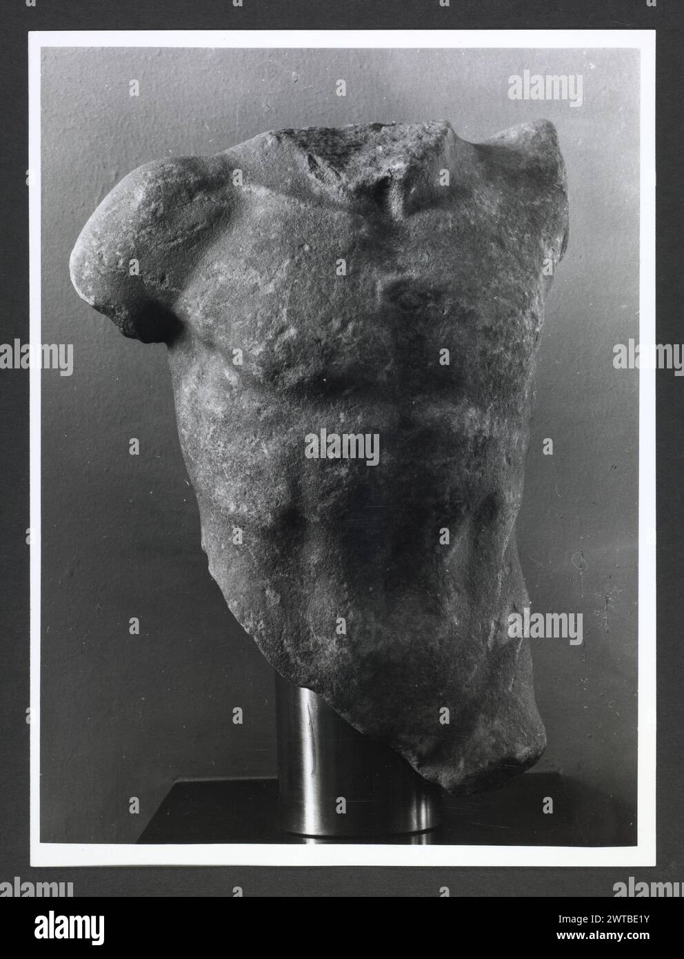 Abruzzo Chieti Chieti Museo Nazionale di Antichita8. Hutzel, Max 1960-1990 Vista esterna di parte dell'ex Villa Frigeri, che insieme ad un vicino palazzo, ospita il Museo Nazionale di Antichita. Viste anche dei giardini, della fontana (XVII secolo) e degli interni restaurati. Il cosiddetto "Guerriero di Capestrano" (V secolo a.C.) si trova nella collezione di antichità sotto uomini, giovani, Guerrieri--pietra--Etruschi, Italiani. Le vedute di Hutzel includono statue, monumenti funerari, busti ritratti e mosaici, molti dei quali sono stati scavati da Alba Fucens. Hutzel ha prestato particolare attenzione a t Foto Stock