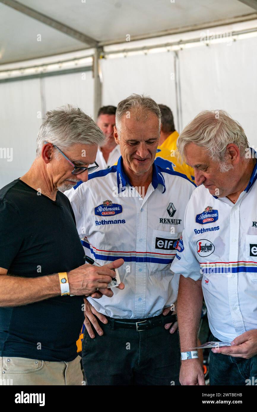 Adelaide, Australia. 17 marzo 2024. L'ex pilota di F1 Damon Hill firma autografi su alcune vecchie foto di F1 del suo ultimo viaggio ad Adelaide domenica al Repco Adelaide Motorsport Festival 2024. Crediti: James Forrester/Alamy Live News Foto Stock