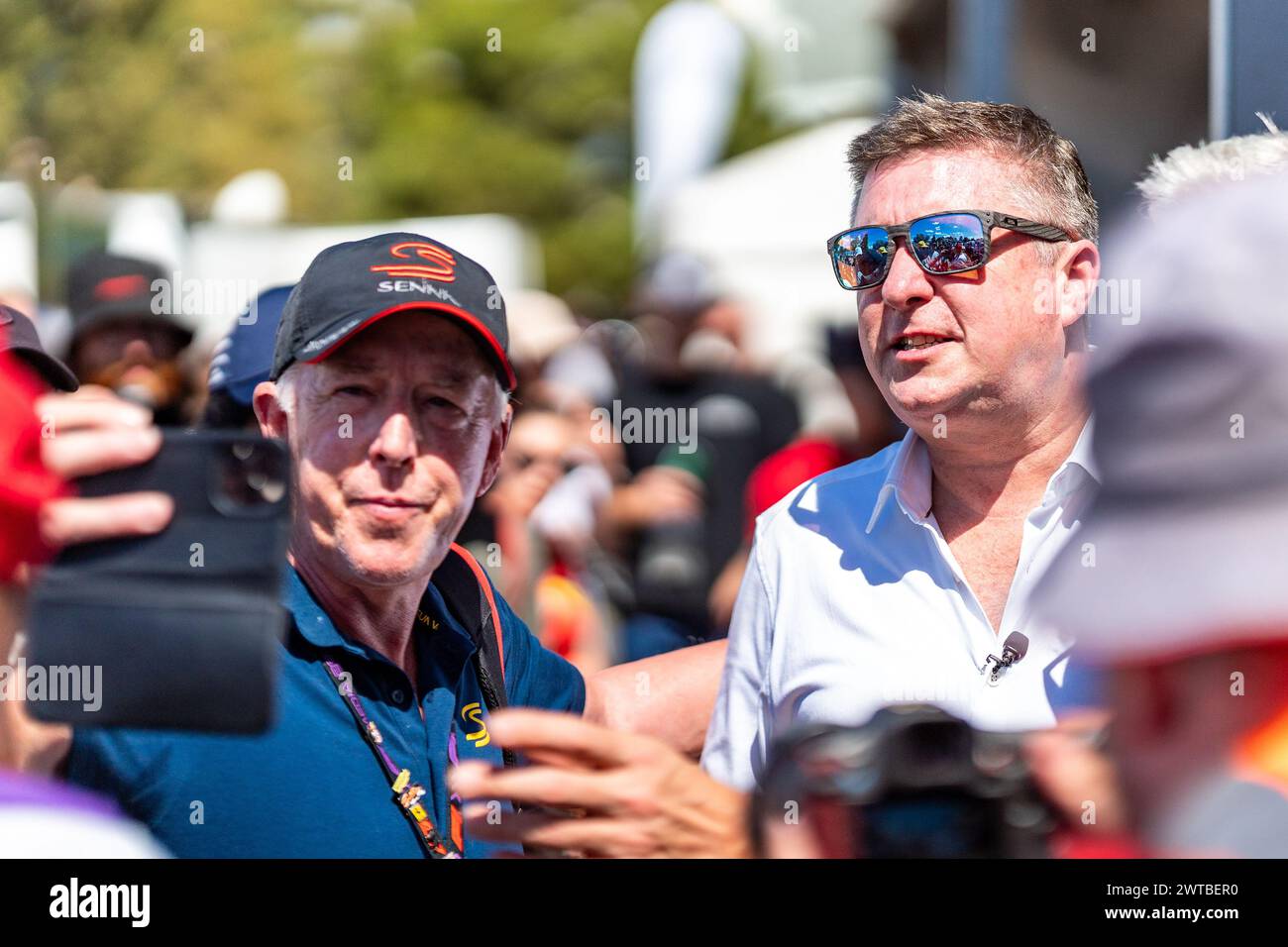 Adelaide, Australia. 17 marzo 2024. David Croft posa per un selfie con un membro per la stampa di F1 2024 domenica al Repco Adelaide Motorsport Festival 2024. Crediti: James Forrester/Alamy Live News Foto Stock