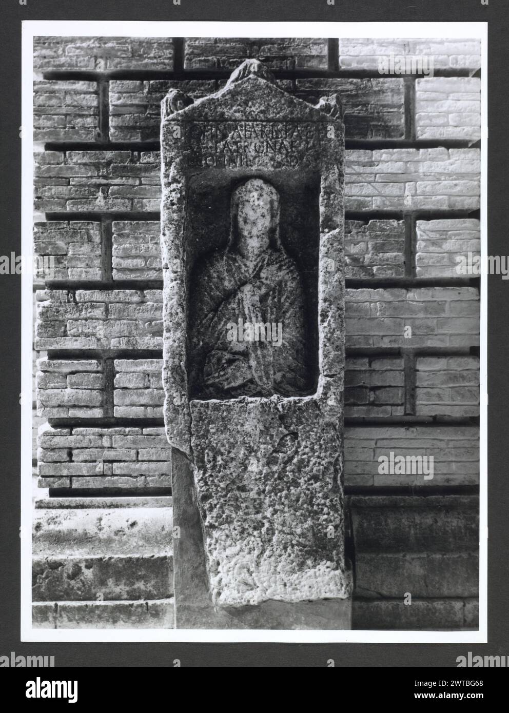 Abruzzo Chieti Chieti Museo Nazionale di Antichita. Hutzel, Max 1960-1990 Vista esterna di parte dell'ex Villa Frigeri, che insieme ad un vicino palazzo, ospita il Museo Nazionale di Antichita. Viste anche dei giardini, della fontana (XVII secolo) e degli interni restaurati. Il cosiddetto "Guerriero di Capestrano" (V secolo a.C.) si trova nella collezione di antichità sotto uomini, giovani, Guerrieri--pietra--Etruschi, Italiani. Le vedute di Hutzel includono statue, monumenti funerari, busti ritratti e mosaici, molti dei quali sono stati scavati da Alba Fucens. Hutzel ha prestato particolare attenzione a TH Foto Stock