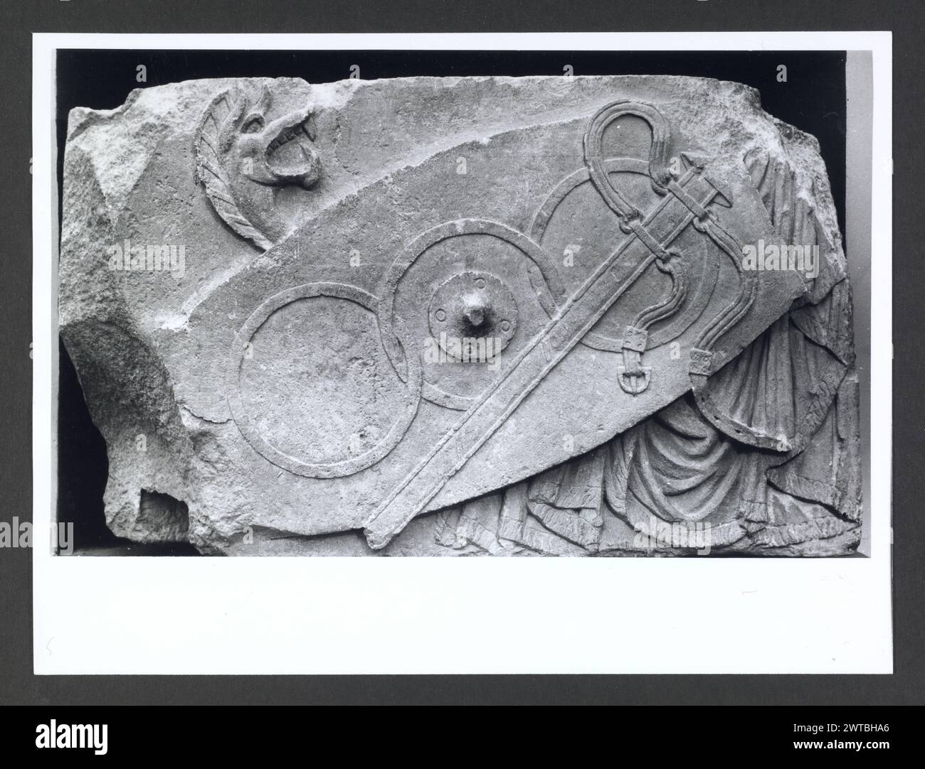 Abruzzo Chieti Chieti Museo Nazionale di Antichita45. Hutzel, Max 1960-1990 Vista esterna di parte dell'ex Villa Frigeri, che insieme ad un vicino palazzo, ospita il Museo Nazionale di Antichita. Viste anche dei giardini, della fontana (XVII secolo) e degli interni restaurati. Il cosiddetto "Guerriero di Capestrano" (V secolo a.C.) si trova nella collezione di antichità sotto uomini, giovani, Guerrieri--pietra--Etruschi, Italiani. Le vedute di Hutzel includono statue, monumenti funerari, busti ritratti e mosaici, molti dei quali sono stati scavati da Alba Fucens. Hutzel ha prestato particolare attenzione Foto Stock