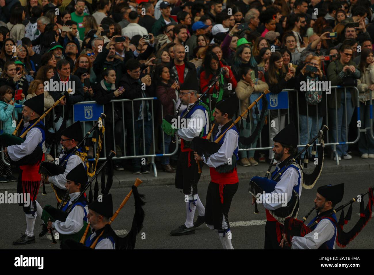 Madrid, Spagna. 16 marzo 2024. Un gruppo di bagpipers sfilano lungo la Gran via durante la celebrazione di San Patrizio a Madrid. Più di 17 gruppi di cornamuse, 500 musicisti, gruppi di danza e intrattenimento si recano alla Gran via di Madrid per celebrare la festa di San Patrizio. (Foto di David Canales/SOPA Images/Sipa USA) credito: SIPA USA/Alamy Live News Foto Stock