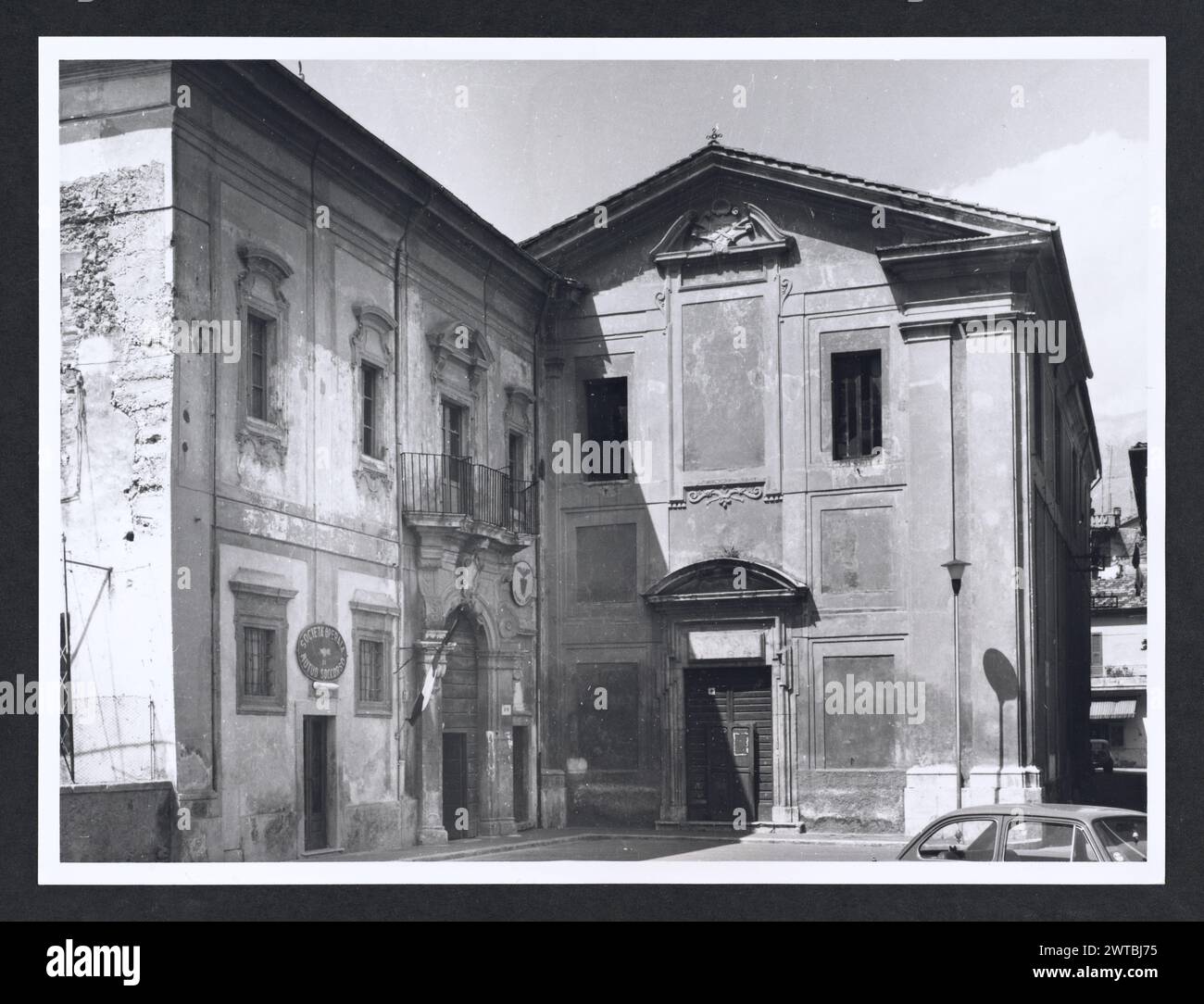Lazio Frosinone Sora viste generali. Hutzel, Max 1960-1990 Post-medievale: Architettura. Il fotografo e studioso tedesco Max Hutzel (1911-1988) fotografò in Italia dai primi anni '1960 fino alla sua morte. Il risultato di questo progetto, citato da Hutzel come foto Arte minore, è un'accurata documentazione dello sviluppo storico dell'arte in Italia fino al XVIII secolo, che comprende oggetti degli Etruschi e dei Romani, nonché monumenti altomedievali, romanici, gotici, rinascimentali e barocchi. Le immagini sono organizzate per regione geografica in Italia, quindi per provincia, città, complesso del sito e monumen Foto Stock