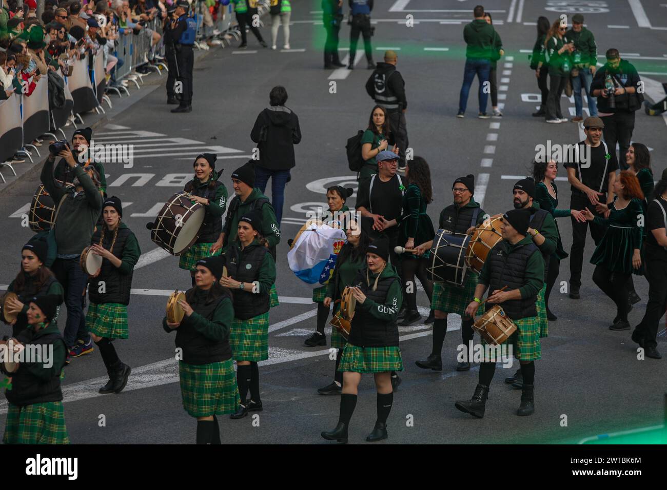 Madrid, Spagna. 16 marzo 2024. Un gruppo di bagpipers sfilano lungo la Gran via durante la celebrazione di San Patrizio a Madrid. Più di 17 gruppi di cornamuse, 500 musicisti, gruppi di danza e intrattenimento si recano alla Gran via di Madrid per celebrare la festa di San Patrizio. Credito: SOPA Images Limited/Alamy Live News Foto Stock