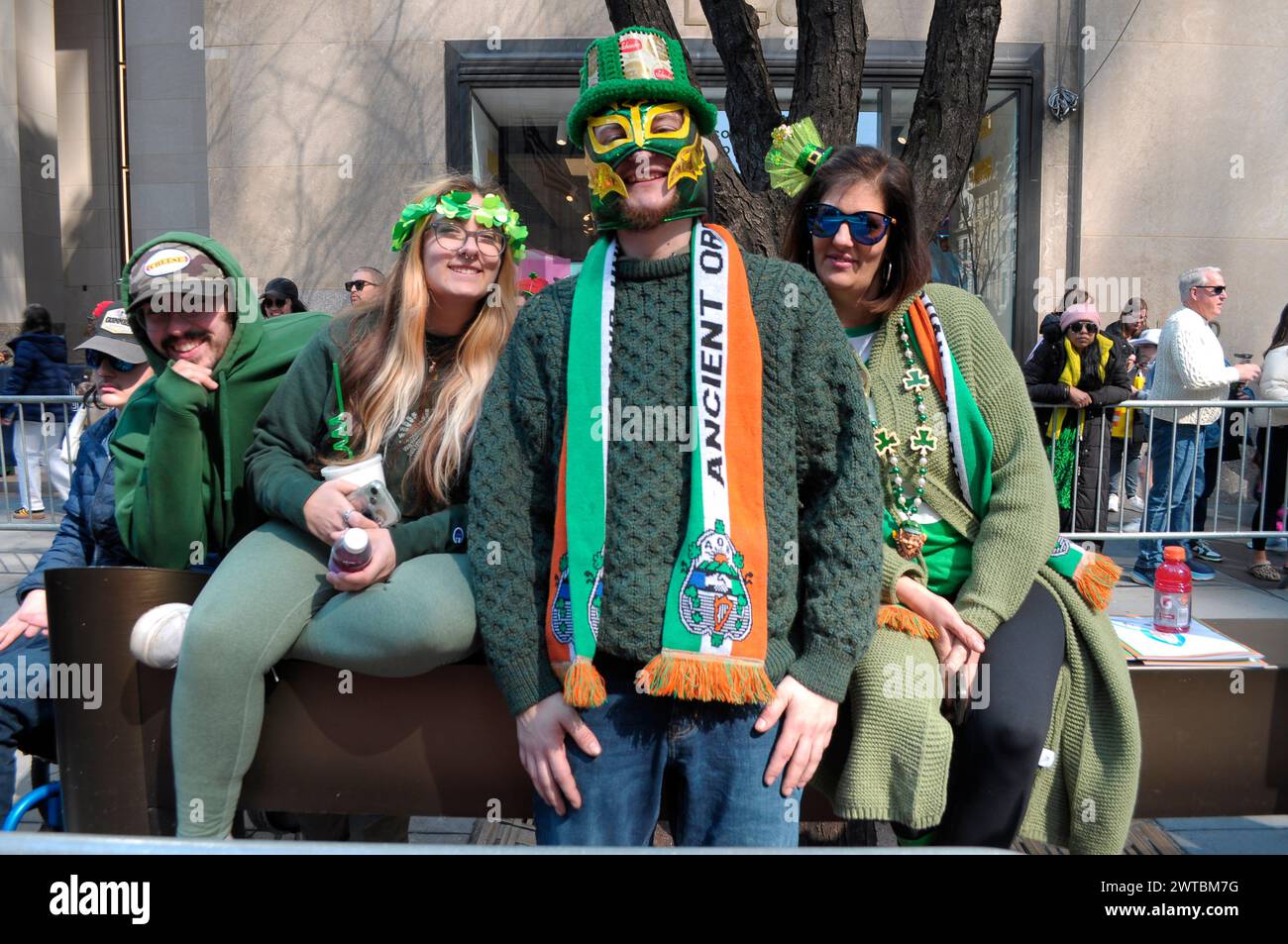 New York, Stati Uniti. 16 marzo 2024. I Revelers celebrano la New York City St Patrick's Day Parade sulla Fifth Avenue. La parata annuale che commemora la cultura irlandese attira agenti di polizia, vigili del fuoco, politici, bande e rivelatori nel centro di Manhattan, New York. Credito: SOPA Images Limited/Alamy Live News Foto Stock