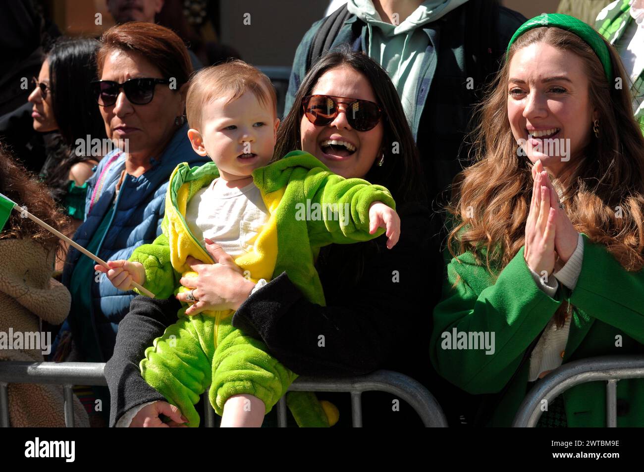 New York, Stati Uniti. 16 marzo 2024. I Revelers celebrano la New York City St Patrick's Day Parade sulla Fifth Avenue. La parata annuale che commemora la cultura irlandese attira agenti di polizia, vigili del fuoco, politici, bande e rivelatori nel centro di Manhattan, New York. Credito: SOPA Images Limited/Alamy Live News Foto Stock