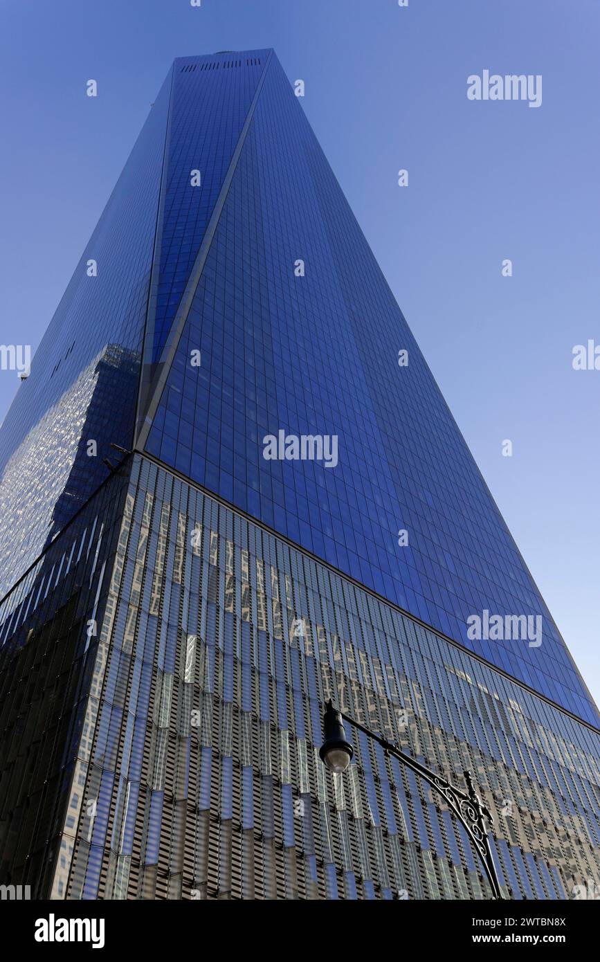 Giochi d'ombra e riflessi su un grattacielo di vetro, nel centro di Manhattan, Manhattan, New York City, USA, nord America Foto Stock