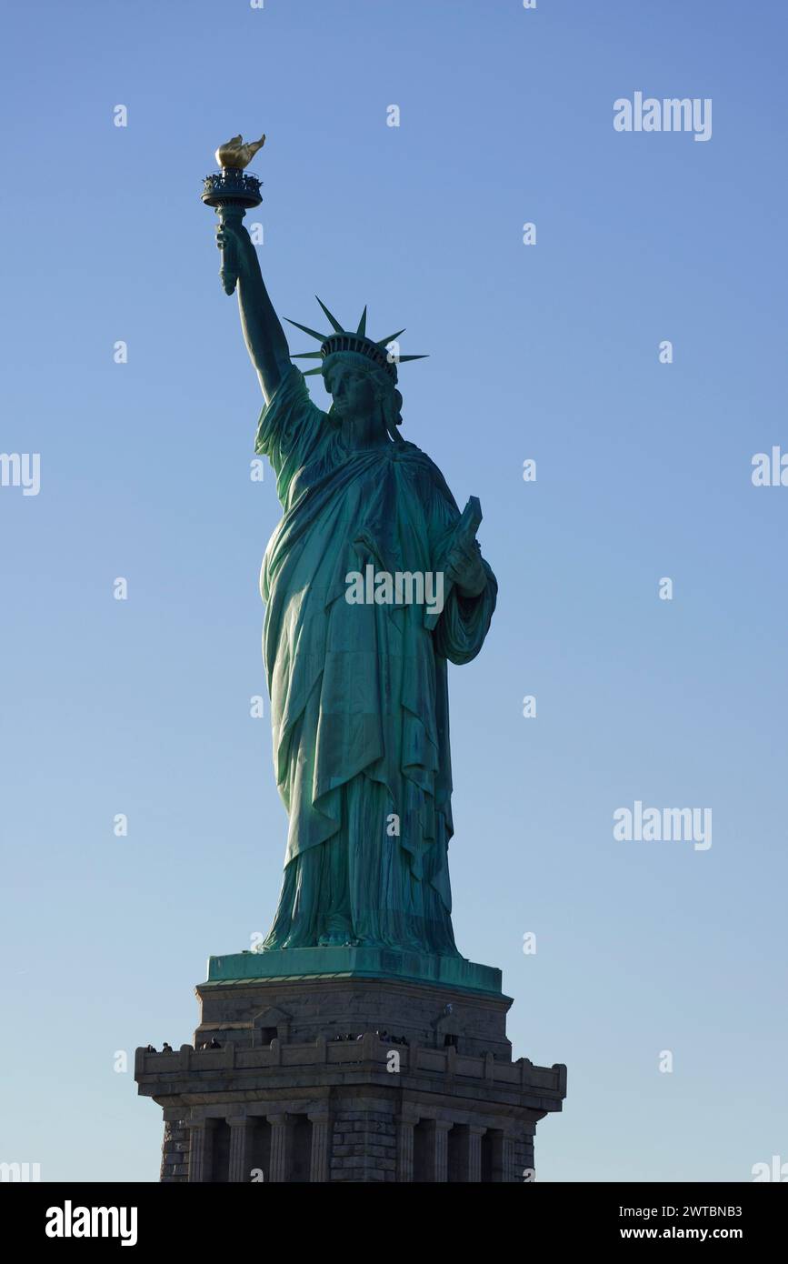 La Statua della libertà di fronte a un cielo azzurro, simbolo di libertà e indipendenza, sull'East River, Manhattan, Brooklyn, New York City, New York Foto Stock