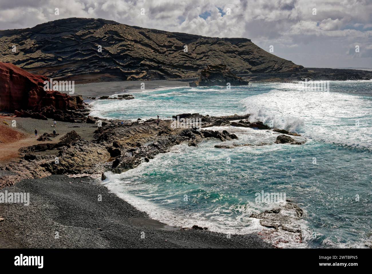 Rocce laviche nella Playa de los Ciclos vicino al Lago Verde, al Lago Verde, a El Golfo, a Lanzarote, alle Isole Canarie, isole Canarie, Spagna Foto Stock