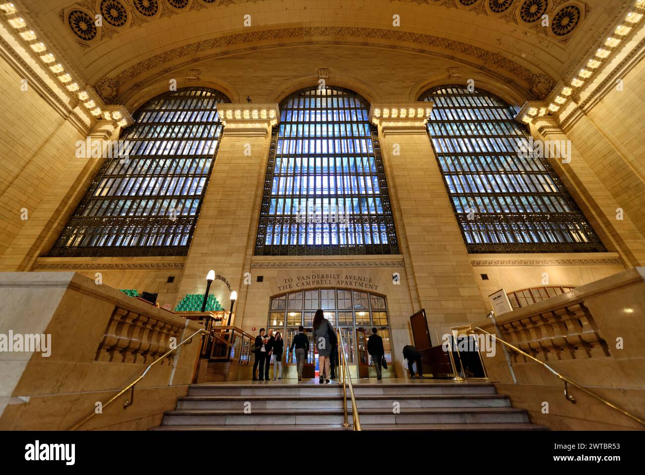 Grand Central Terminal, anche Grand Central Station, grande scalinata in una sala con finestre ad arco e persone che salgono e scendono, sull'East River Foto Stock