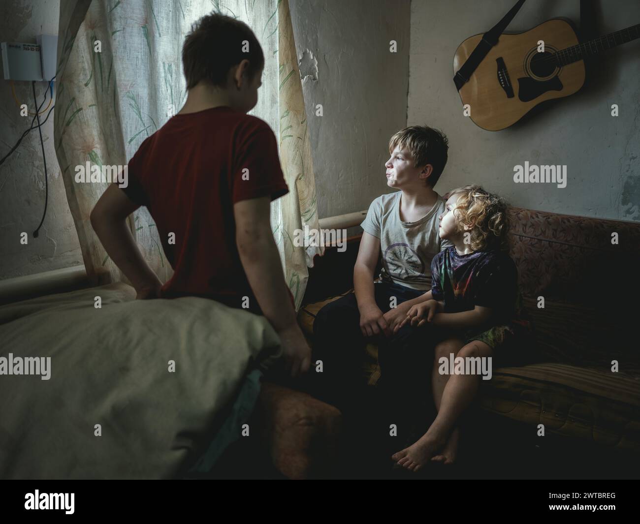 Sasha, 9 anni, Dima, 12 anni e Nastya, 5 anni. Vivono nel villaggio di Borshchivka, che è stato occupato dall'esercito russo per Foto Stock