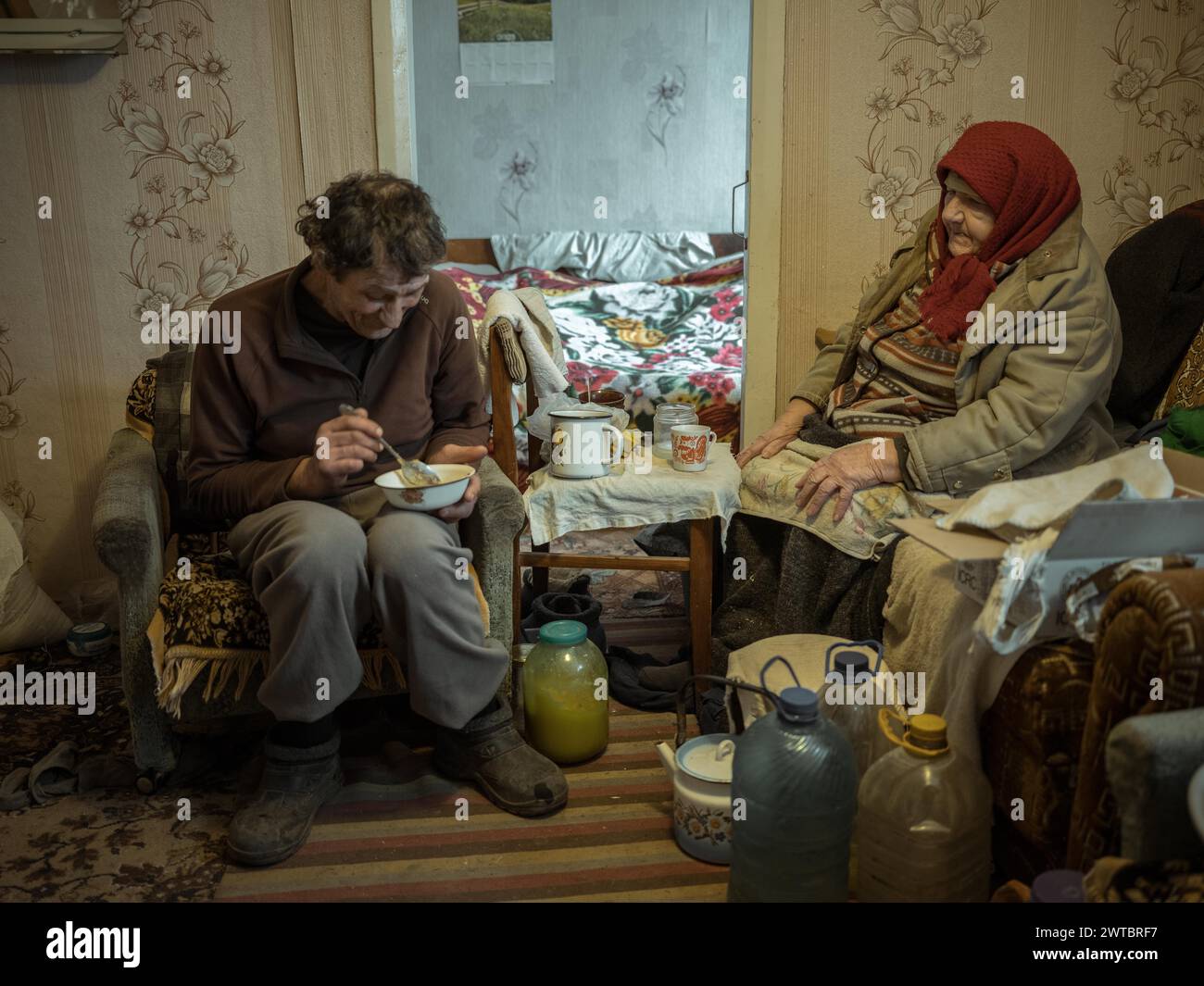 Varvara, 85 anni, e suo figlio Leonid, 56 anni. Leonid si prende cura di sua madre, che ha bisogno di cure. Lei stessa, Leonid e suo fratello vivono del vecchio Foto Stock