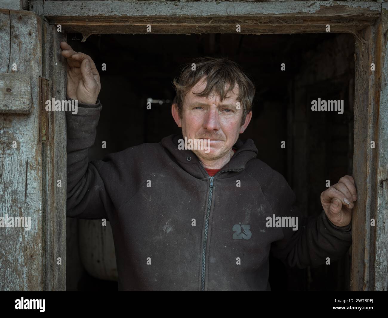 Vova, 46 anni, agricoltore a Borshchivka. La gente qui sopravvive solo grazie agli aiuti umanitari, il fronte è a pochi chilometri di distanza come il corvo Foto Stock