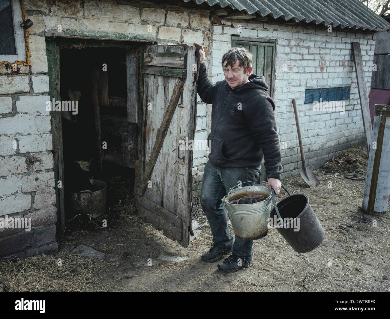 Vova, 46 anni, agricoltore a Borshchivka. La gente qui sopravvive solo grazie agli aiuti umanitari, il fronte è a pochi chilometri di distanza come il corvo Foto Stock