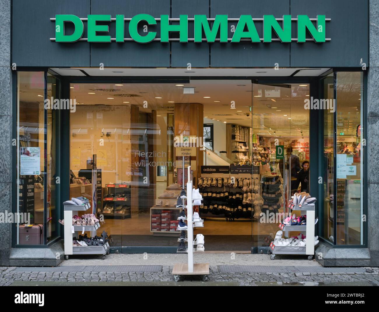 Deichmann shoe shop immagini e fotografie stock ad alta risoluzione Alamy