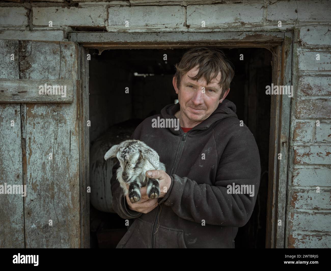 Vova, 46 anni, agricoltore di Borshchivka con capra. Il villaggio è stato sotto occupazione russa per 6 mesi. Viva e la sua famiglia si sono nascosti sulla Foto Stock