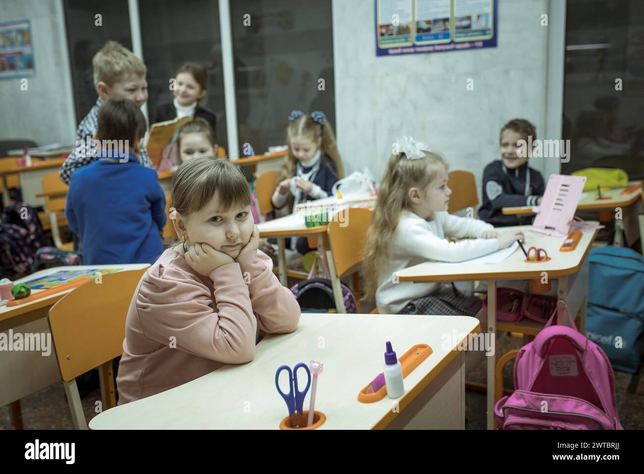 Alunni in classe in una delle scuole della metropolitana di Charkiv. Le aule sono state allestite in varie stazioni della metropolitana in città per tenere le lezioni Foto Stock