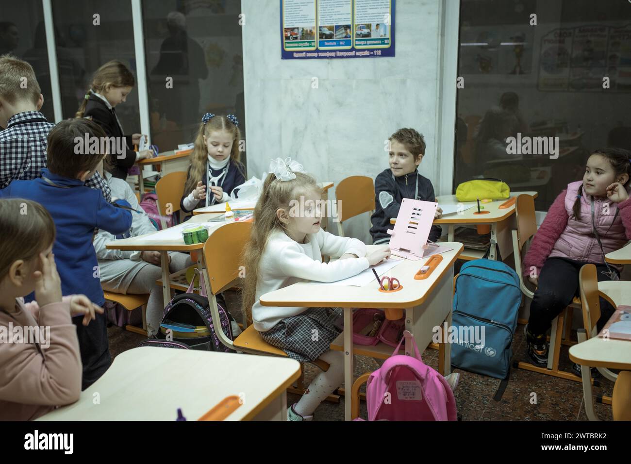 Alunni in classe in una delle scuole della metropolitana di Charkiv. Le aule sono state allestite in varie stazioni della metropolitana in città per tenere le lezioni Foto Stock