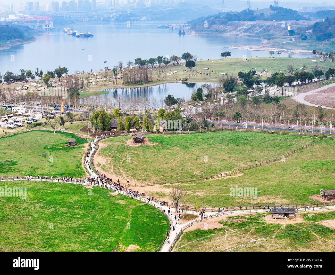 (240317) -- CHONGQING, 17 marzo 2024 (Xinhua) -- una foto aerea con un drone mostra una vista dell'isola di Guangyang nel sud-ovest della Cina, Chongqing, 16 marzo 2024. L'isola di Guangyang, la più estesa isola verde nel corso superiore del fiume Yangtze, è stata trasformata in una "aula" di restauro ecologico e protezione per ecoturisti e bambini delle scuole. L'ecosistema locale e la biodiversità erano un tempo seriamente minacciati a causa di progetti immobiliari nella zona. Tuttavia, il governo locale ha bloccato progetti dannosi di questo tipo nel 2017, iniziando il ripristino dell'ambiente sull'i Foto Stock