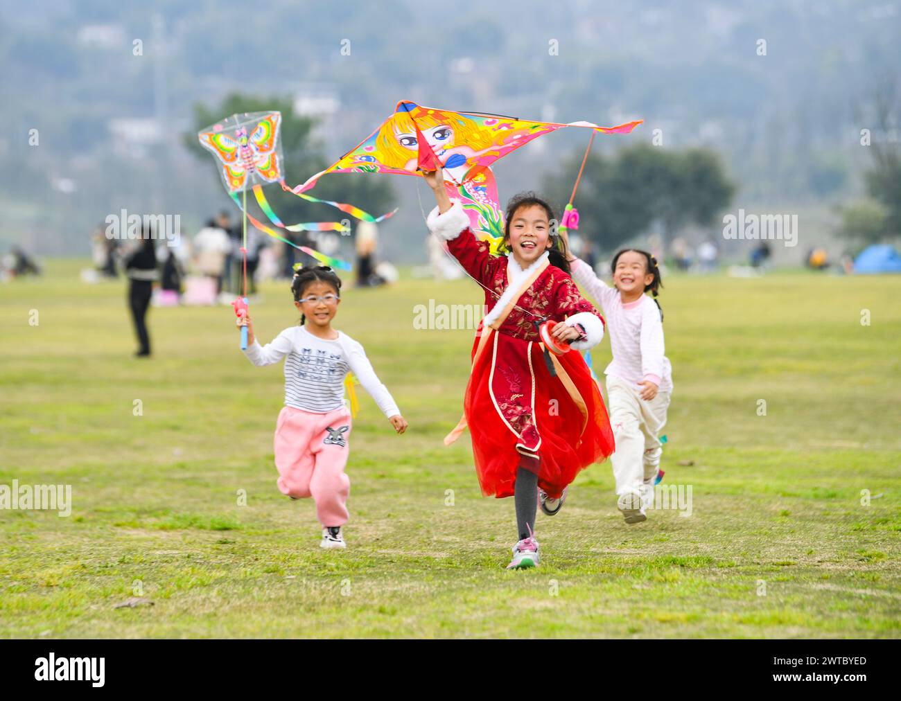 (240317) -- CHONGQING, 17 marzo 2024 (Xinhua) -- i bambini si divertono all'isola di Guangyang nel sud-ovest della Cina, Chongqing, 16 marzo 2024. L'isola di Guangyang, la più estesa isola verde nel corso superiore del fiume Yangtze, è stata trasformata in una "aula" di restauro ecologico e protezione per ecoturisti e bambini delle scuole. L'ecosistema locale e la biodiversità erano un tempo seriamente minacciati a causa di progetti immobiliari nella zona. Tuttavia, il governo locale ha fermato progetti dannosi di questo tipo nel 2017, iniziando il ripristino dell'ambiente sull'isola. (Xinhua/Wa Foto Stock