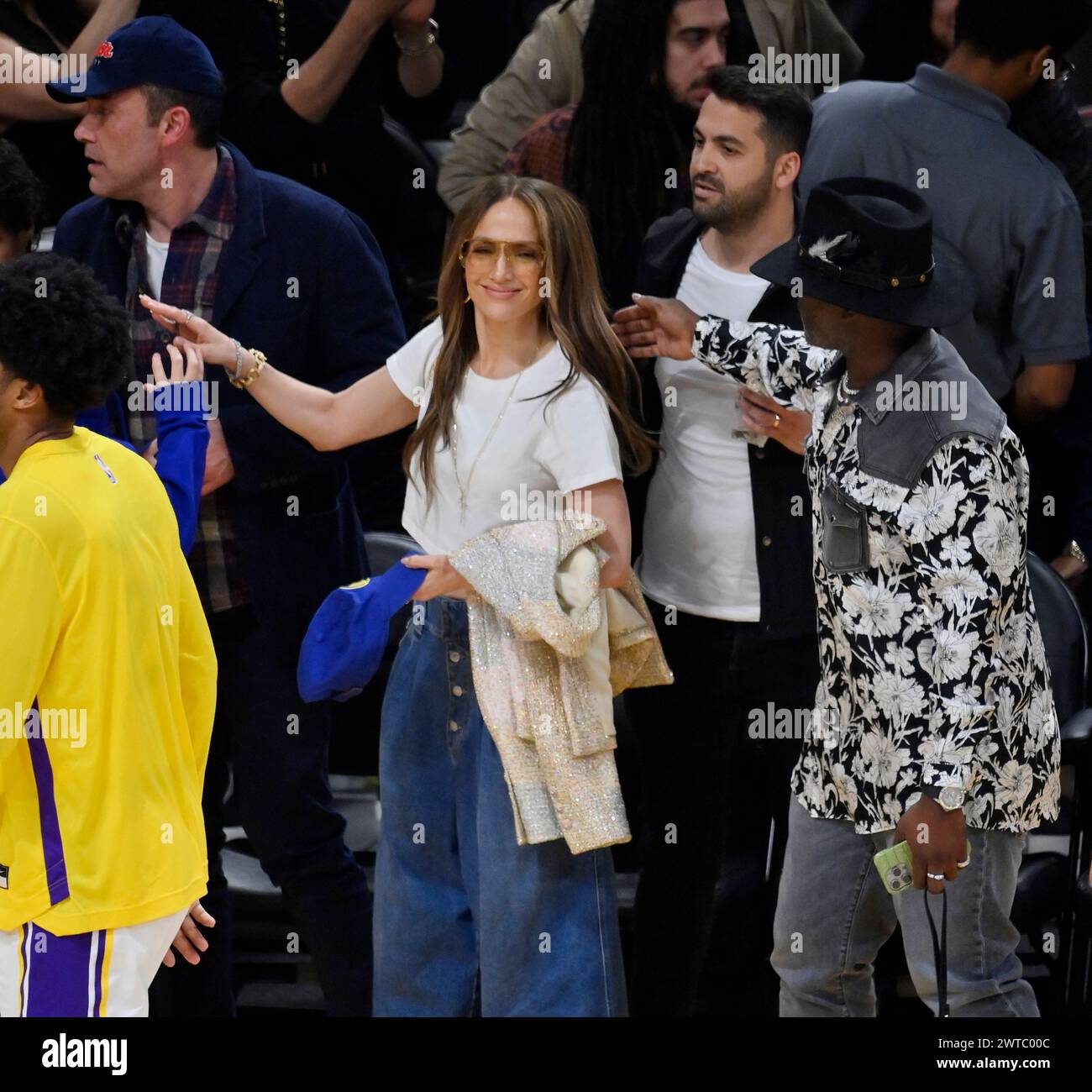 Los Angeles, Stati Uniti. 16 marzo 2024. Jennifer Lopez parte dopo aver visto la partita NBA dei Los Angeles Lakers/Golden State Wariors al Crypto.com Arena di Los Angeles sabato 16 marzo 2024. Foto di Jim Ruymen/UPI credito: UPI/Alamy Live News Foto Stock