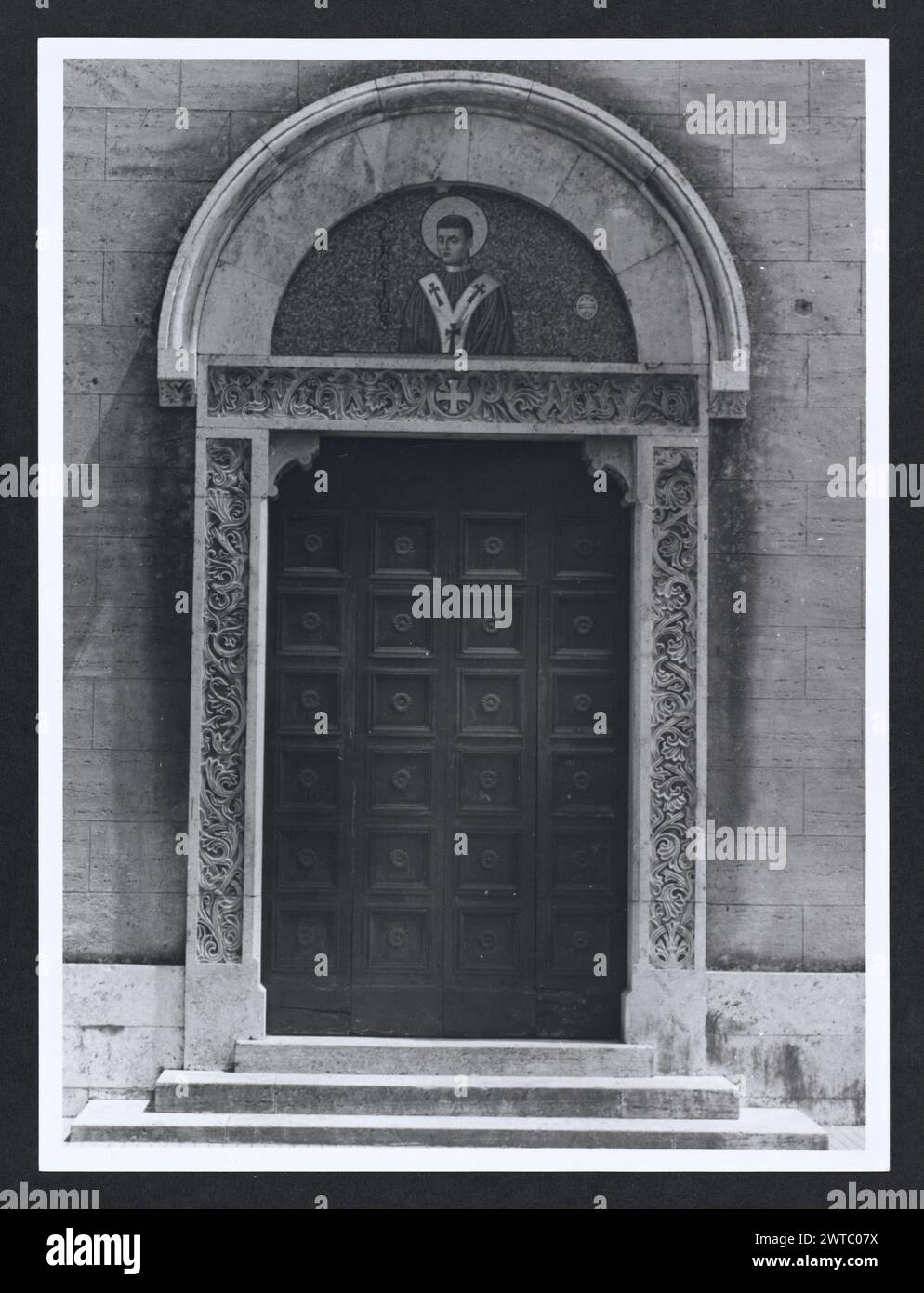 Lazio Frosinone Sora S. Restituta0. Hutzel, Max 1960-1990 Medieval: Scultura architettonica. La decorazione che circonda i tre portali principali e alcuni altri frammenti di scultura architettonica rimangono dalla chiesa romanica. Post-medievale: Architettura. La chiesa fu ricostruita in stile romanico dopo un terremoto del 1915. Note sull'oggetto: 1 Stampa senza negativo. Il fotografo e studioso tedesco Max Hutzel (1911-1988) fotografò in Italia dai primi anni '1960 fino alla sua morte. Il risultato di questo progetto, citato da Hutzel come foto Arte minore, è un'accurata documentazione dell'arte Foto Stock