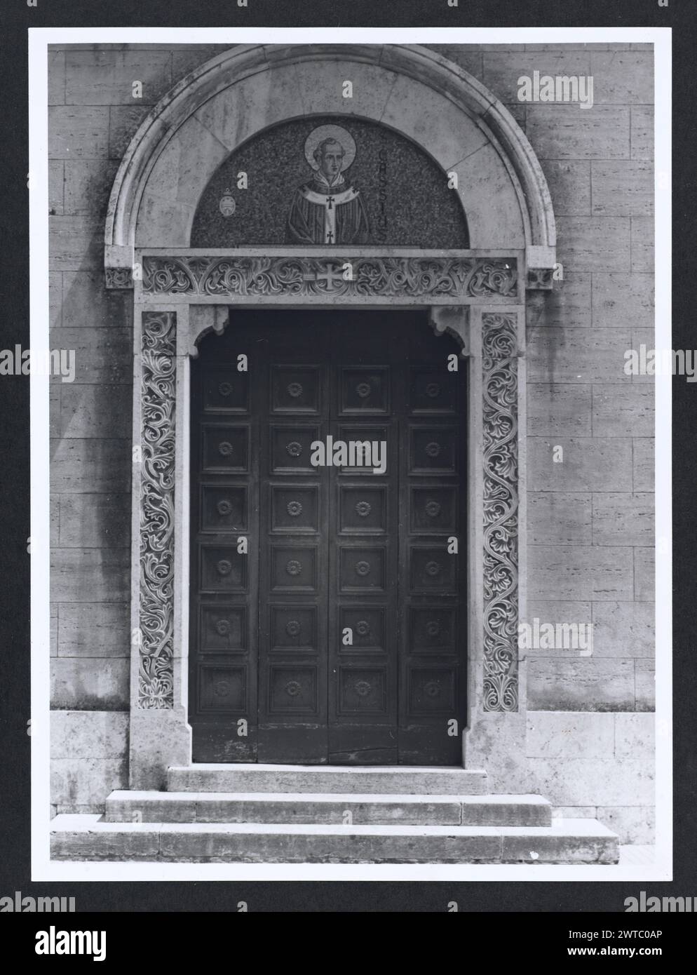 Lazio Frosinone Sora S. Restituta9. Hutzel, Max 1960-1990 Medieval: Scultura architettonica. La decorazione che circonda i tre portali principali e alcuni altri frammenti di scultura architettonica rimangono dalla chiesa romanica. Post-medievale: Architettura. La chiesa fu ricostruita in stile romanico dopo un terremoto del 1915. Note sull'oggetto: 1 Stampa senza negativo. Il fotografo e studioso tedesco Max Hutzel (1911-1988) fotografò in Italia dai primi anni '1960 fino alla sua morte. Il risultato di questo progetto, citato da Hutzel come foto Arte minore, è un'accurata documentazione dell'arte Foto Stock