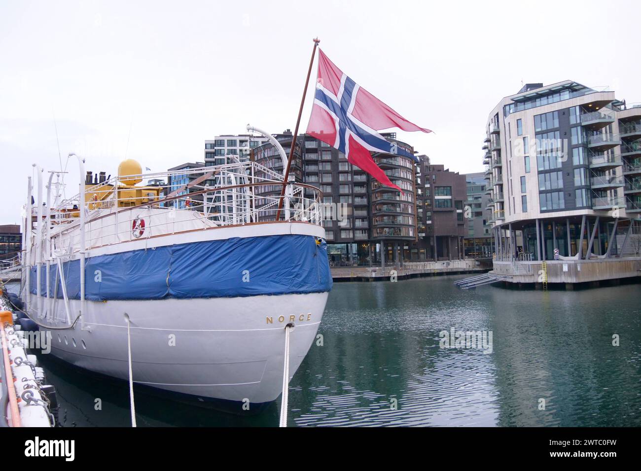 Oslo Norwegen Stadtfotos und Besonderheiten Norwegen Flagge an Koeniglicher Jacht Norge im Hafen von Oslo. Oslo-Norwegen-Mixt **** foto della città di Oslo Norvegia e caratteristiche speciali bandiera norvegese sul Royal Yacht Norge nel porto di Oslo Oslo Oslo Norway Mixt Foto Stock