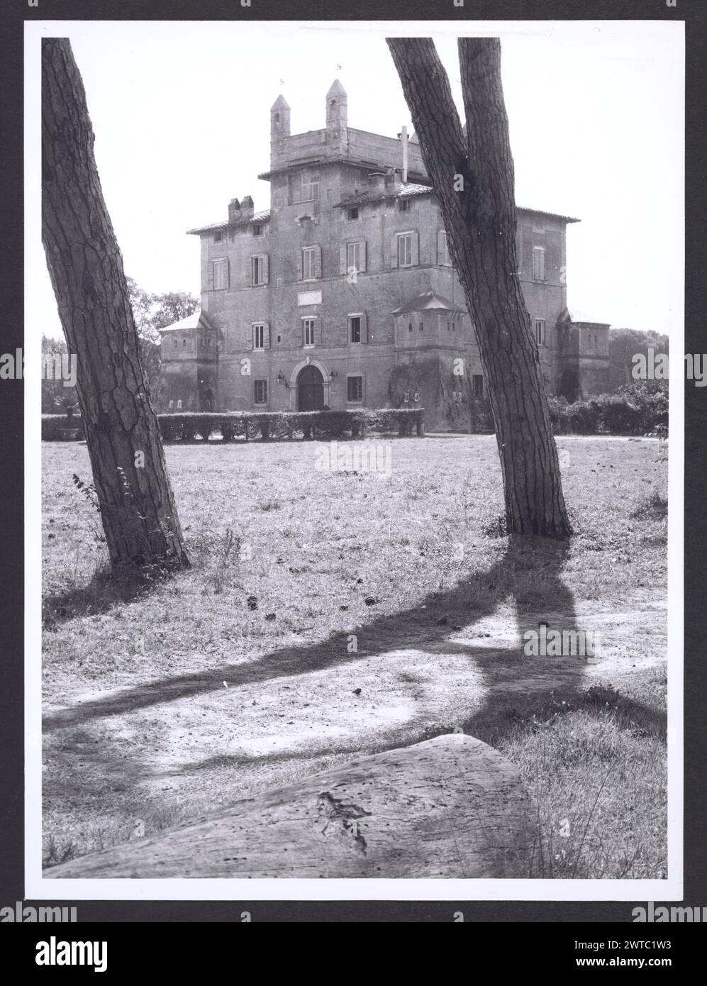 Lazio Roma Castel Fusano Castello Chigi. Architettura Hutzel, Max 1960-1990: Vista esterna del castello e vista interna della sala d'ingresso e del salone principale. Scatti dettagliati di: Mappe, ciclo di affreschi del nuovo Testamento, scene allegoriche e mitologiche, pala d'altare della cappella e altre opere tutte di Pietro da Cortona. 3 busti di marmo. Antichità: Sarcofago romano in giardino Note sull'oggetto: 4 negativi di un'antica statua romana in una nicchia (di una dea manca la testa e le braccia) che sono catalogati con Castello Chigi possono essere erroneamente identificati. Note generali: Hutzel ha realizzato 2 campagne fotografiche separate in Caste Foto Stock