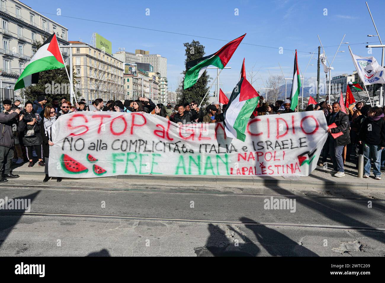 Protesta palestinese a Napoli 15 marzo 2024 , Napoli , Italia : i manifestanti partecipano ad una protesta con il motto "stop the genocide of the Palestinian People" . Hanno chiesto contro l'estradizione di Anan Yaeesh, un cittadino palestinese rinchiuso nelle prigioni italiane con l'accusa di terrorismo e soggetto alla sua possibile estradizione in Israele. Napoli, Napoli Campania Italia Copyright: XPasqualexSenatorexxEyepixxGroupx Foto Stock