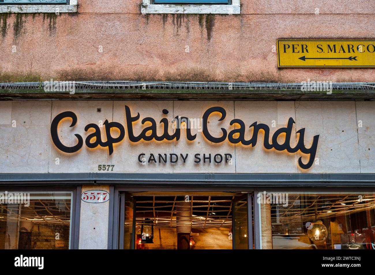 Venezia, Italia - 25 febbraio 2023: L'insegna del negozio Captain Candy a Venezia. Foto Stock