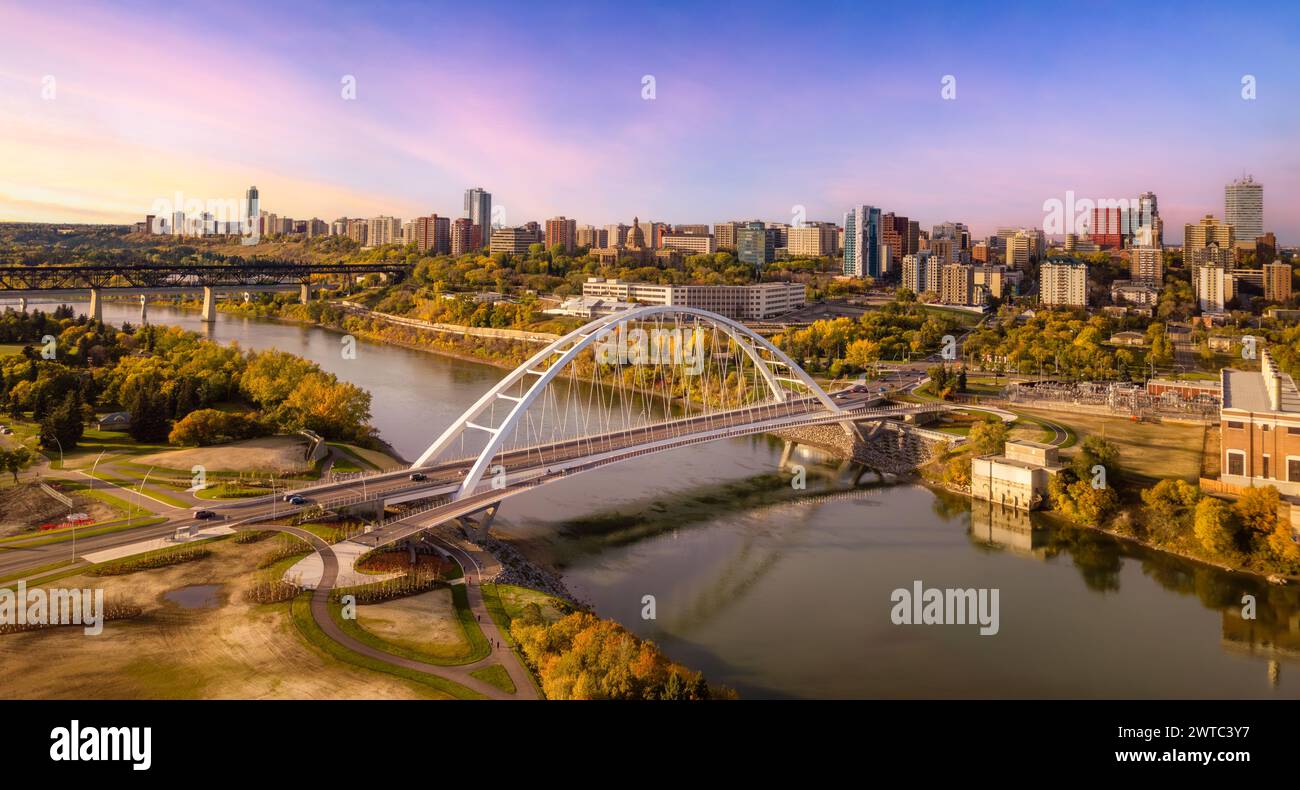 Un'antenna di un ponte sul fiume con la città sullo sfondo a Edmonton, Alberta, Canada. Foto Stock