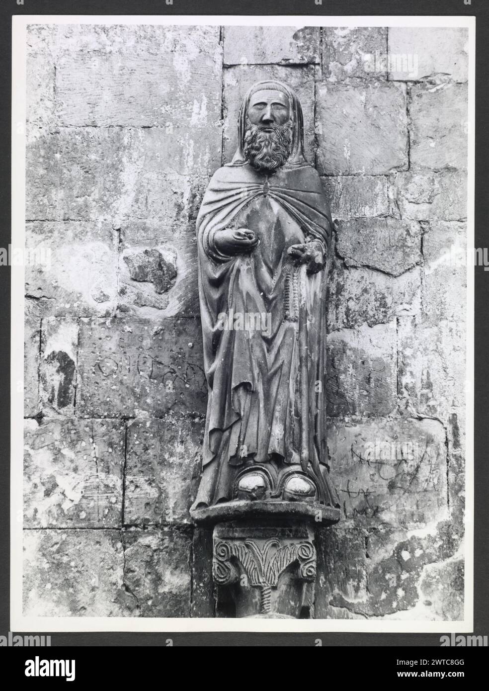 Abruzzo Pescara Caramanico Terme S. Maria Maggiore8. Hutzel, Max 1960-1990 Post-medioevale: Architettura e scultura architettonica del XV secolo, compresi capitelli, cornice e portale d'ingresso; scultura del XIV secolo di stili e origini differenti montata su colonne all'esterno della chiesa Max Hutzel (1911-1988) fotografato in Italia dai primi anni '1960 fino alla sua morte. Il risultato di questo progetto, citato da Hutzel come foto Arte minore, è un'accurata documentazione dello sviluppo storico dell'arte in Italia fino al XVIII secolo, incluso Foto Stock