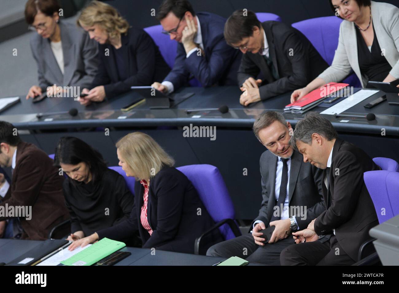 Berlin, Deutschland, 15.03.2024: Deutscher Bundestag: 158. Sitzung: Jeweils L-R, vordere Reihe: Marco Buschmann nicht ganz im Bild, Annalena Baerbock, Nancy Faeser, Christian Lindner, Robert Habeck Hintere Reihe: Bettina Stark-Watzinger, Steffi Lemke, Oliver Luksic Parlamentarischer Staatssekretär Verkehrsministerium, Karl Lauterbach, Ekin Deligöz Parlamentarische Staatssekretärin Familienministerium *** Berlino, Germania, 15 03 2024 Bundestag tedesco 158 Session L R, prima fila Marco Buschmann non proprio in foto , Annalena Baerbock, Nancy Faeser, Christian Lindner, Robert Habeck seconda fila Bettin Foto Stock