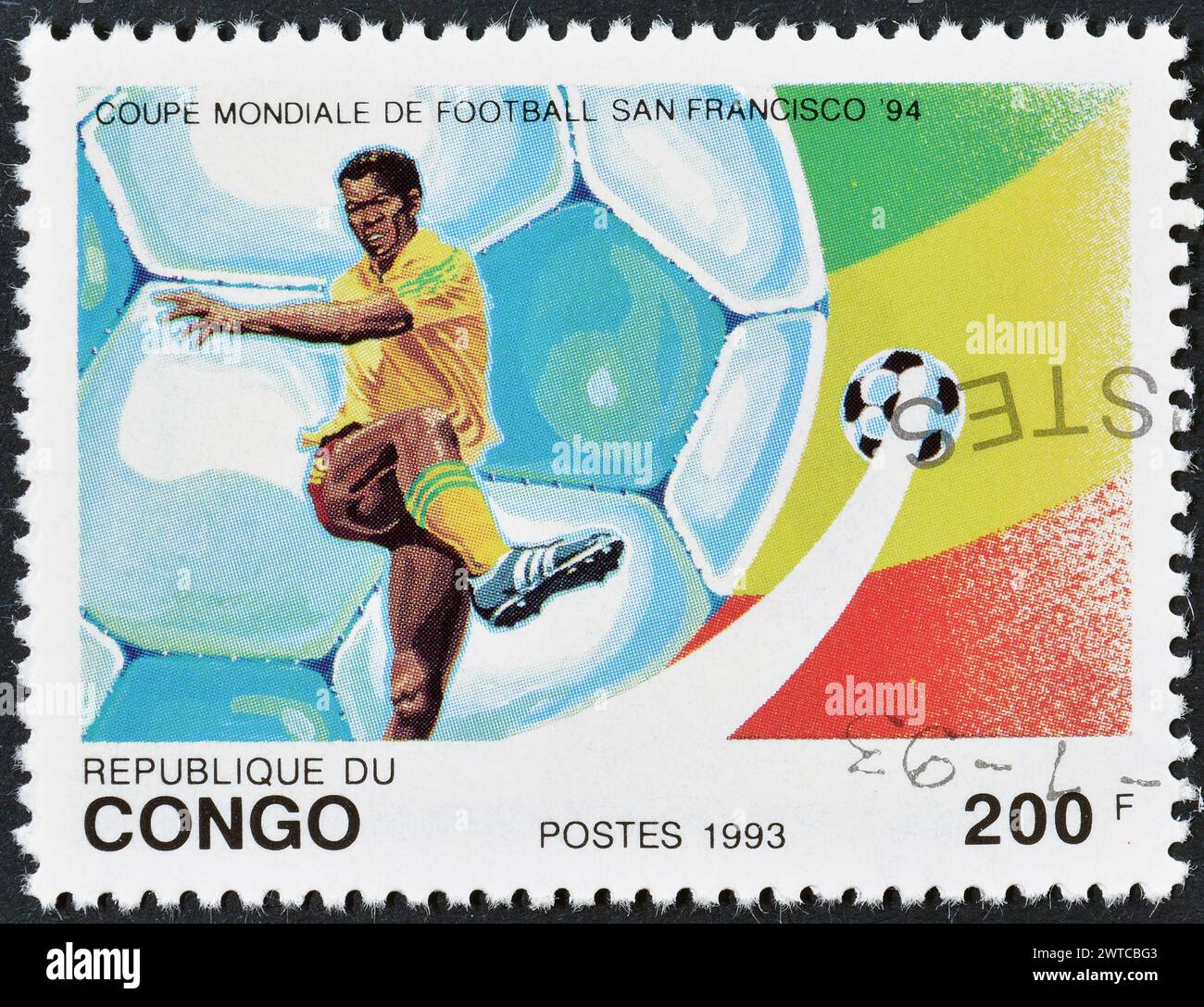 Francobollo cancellato stampato da Congo, che mostra la scena del gioco di calcio, Coppa del mondo FIFA 1994 - USA, circa 1993. Foto Stock