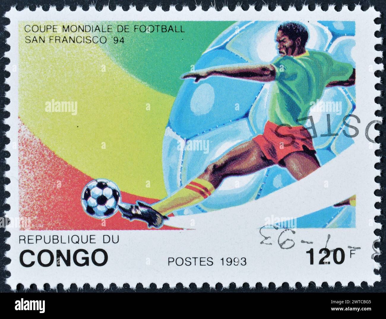 Francobollo cancellato stampato da Congo, che mostra la scena del gioco di calcio, Coppa del mondo FIFA 1994 - USA, circa 1993. Foto Stock