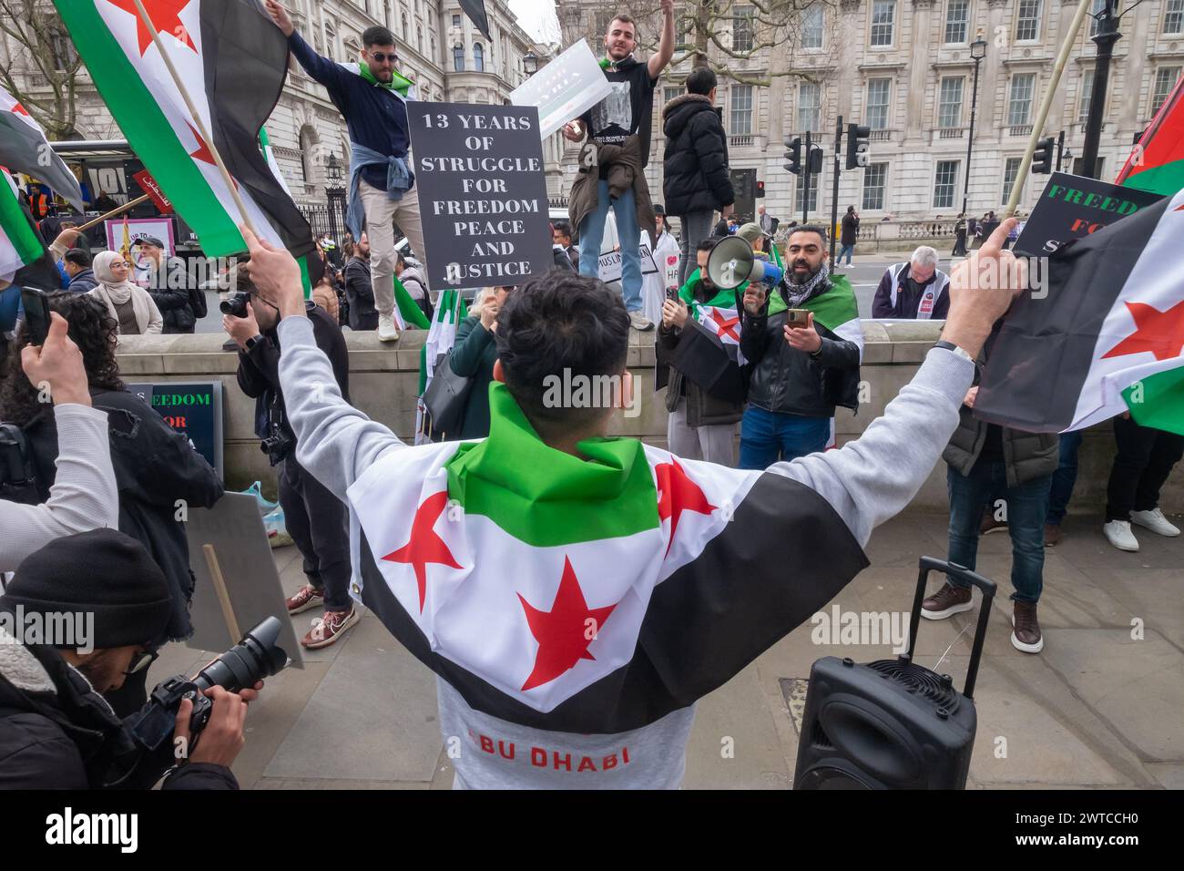 Londra, Regno Unito. 16 marzo 2024. Protesta siriana a Downing St nel tredicesimo anniversario della Rivoluzione siriana. Più della metà della popolazione siriana è stata sfollata con milioni di persone in fuga dal paese, mentre il regime di Asdsad ha commesso indescrivibili atrocità contro il popolo siriano, che si è alzato pacificamente per la democrazia, le riforme e la responsabilità. Hanno invitato tutti a ricordare quei tanti siriani che sono stati uccisi e a continuare a sostenere le richieste di democrazia, riforme e responsabilità. Peter Marshall/Alamy Live News Foto Stock