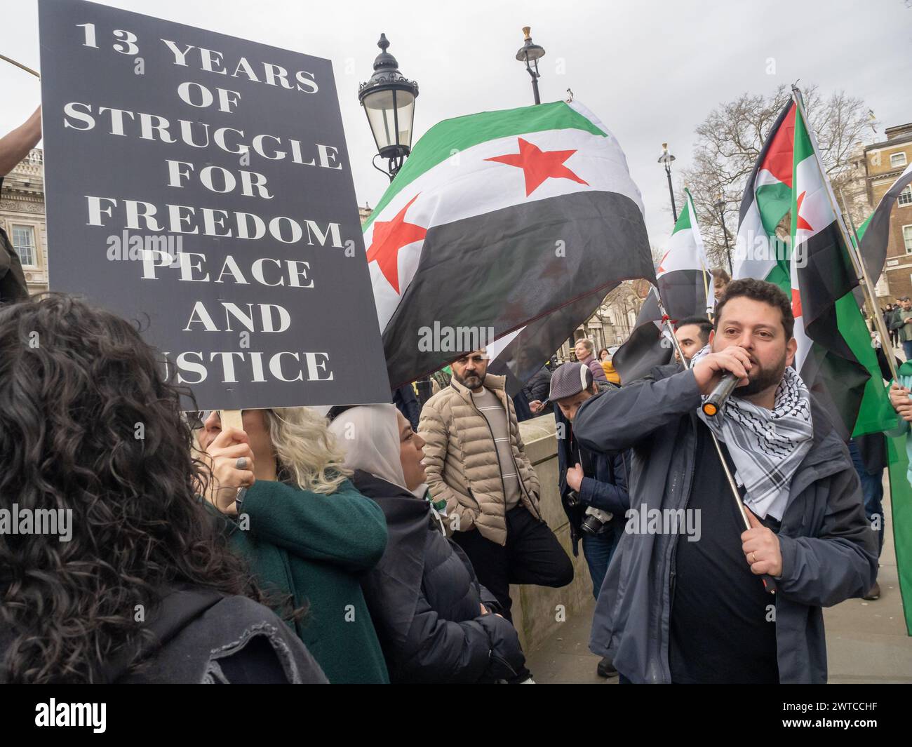 Londra, Regno Unito. 16 marzo 2024. Protesta siriana a Downing St nel tredicesimo anniversario della Rivoluzione siriana. Più della metà della popolazione siriana è stata sfollata con milioni di persone in fuga dal paese, mentre il regime di Asdsad ha commesso indescrivibili atrocità contro il popolo siriano, che si è alzato pacificamente per la democrazia, le riforme e la responsabilità. Hanno invitato tutti a ricordare quei tanti siriani che sono stati uccisi e a continuare a sostenere le richieste di democrazia, riforme e responsabilità. Peter Marshall/Alamy Live News Foto Stock