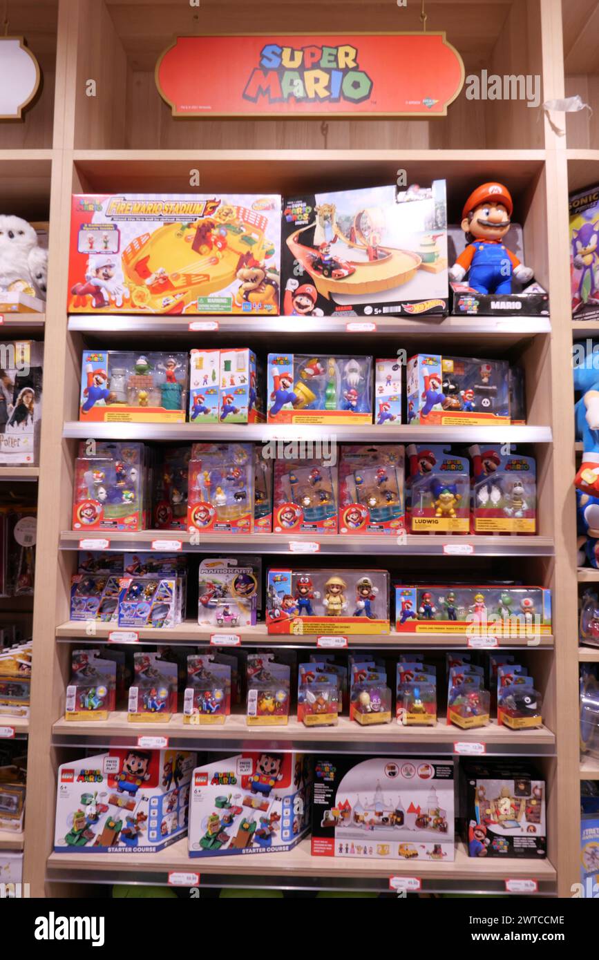 SCATOLE DI GIOCO SUPER MARIO ESPOSTE ALL'INTERNO DEL NEGOZIO DI GIOCATTOLI HAMLEYS Foto Stock