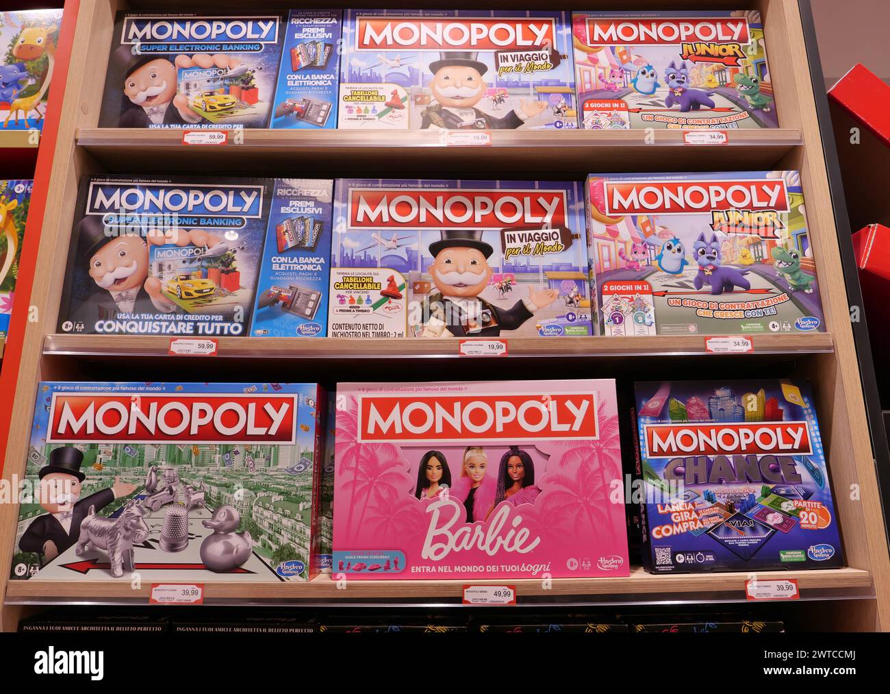 SCATOLE DI GIOCO MONOPOLI IN MOSTRA ALL'INTERNO DEL NEGOZIO DI GIOCATTOLI HAMLEYS Foto Stock