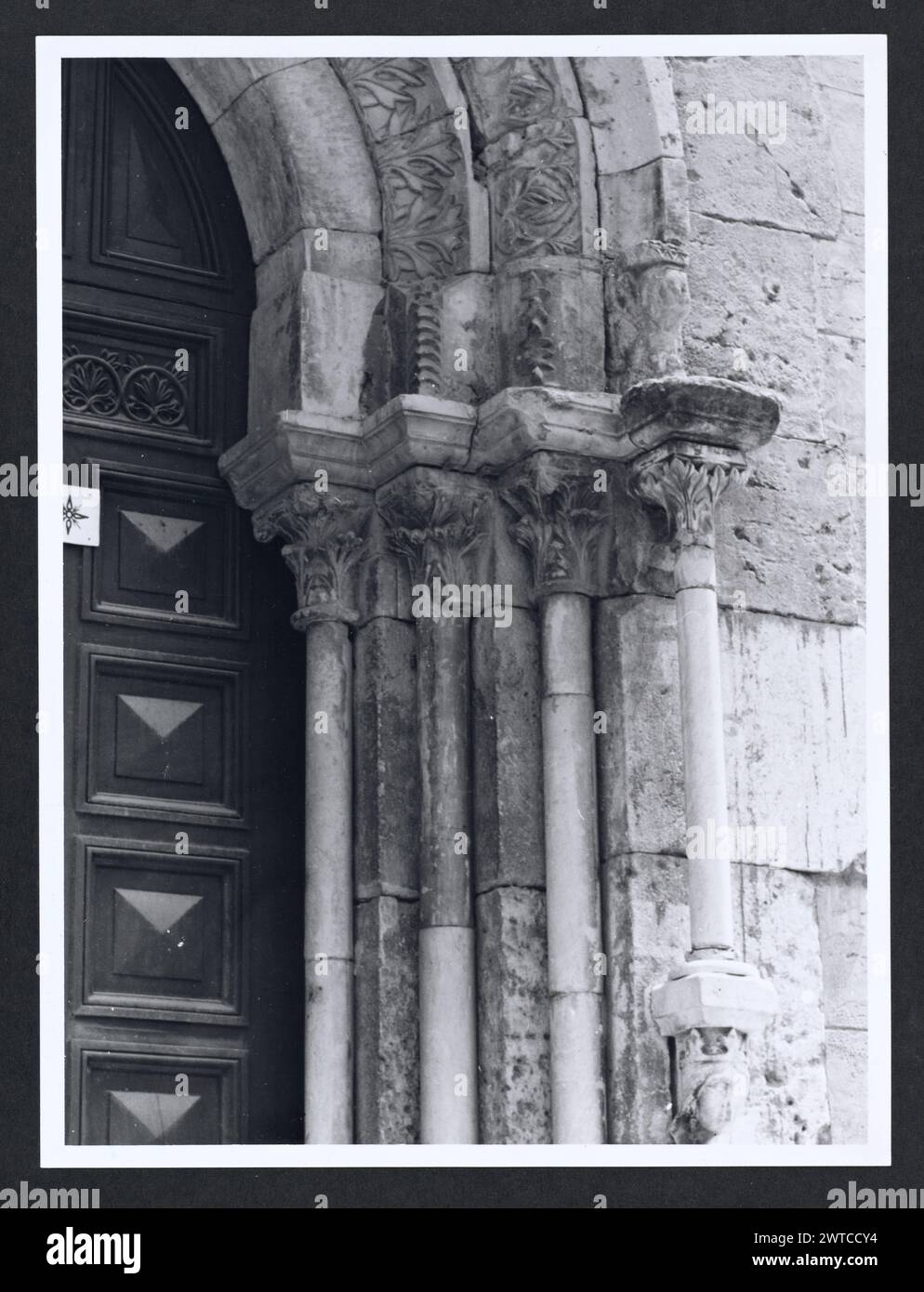 Lazio Frosinone Sora S. Restituta6. Hutzel, Max 1960-1990 Medieval: Scultura architettonica. La decorazione che circonda i tre portali principali e alcuni altri frammenti di scultura architettonica rimangono dalla chiesa romanica. Post-medievale: Architettura. La chiesa fu ricostruita in stile romanico dopo un terremoto del 1915. Note sull'oggetto: 1 Stampa senza negativo. Il fotografo e studioso tedesco Max Hutzel (1911-1988) fotografò in Italia dai primi anni '1960 fino alla sua morte. Il risultato di questo progetto, citato da Hutzel come foto Arte minore, è un'accurata documentazione dell'arte Foto Stock