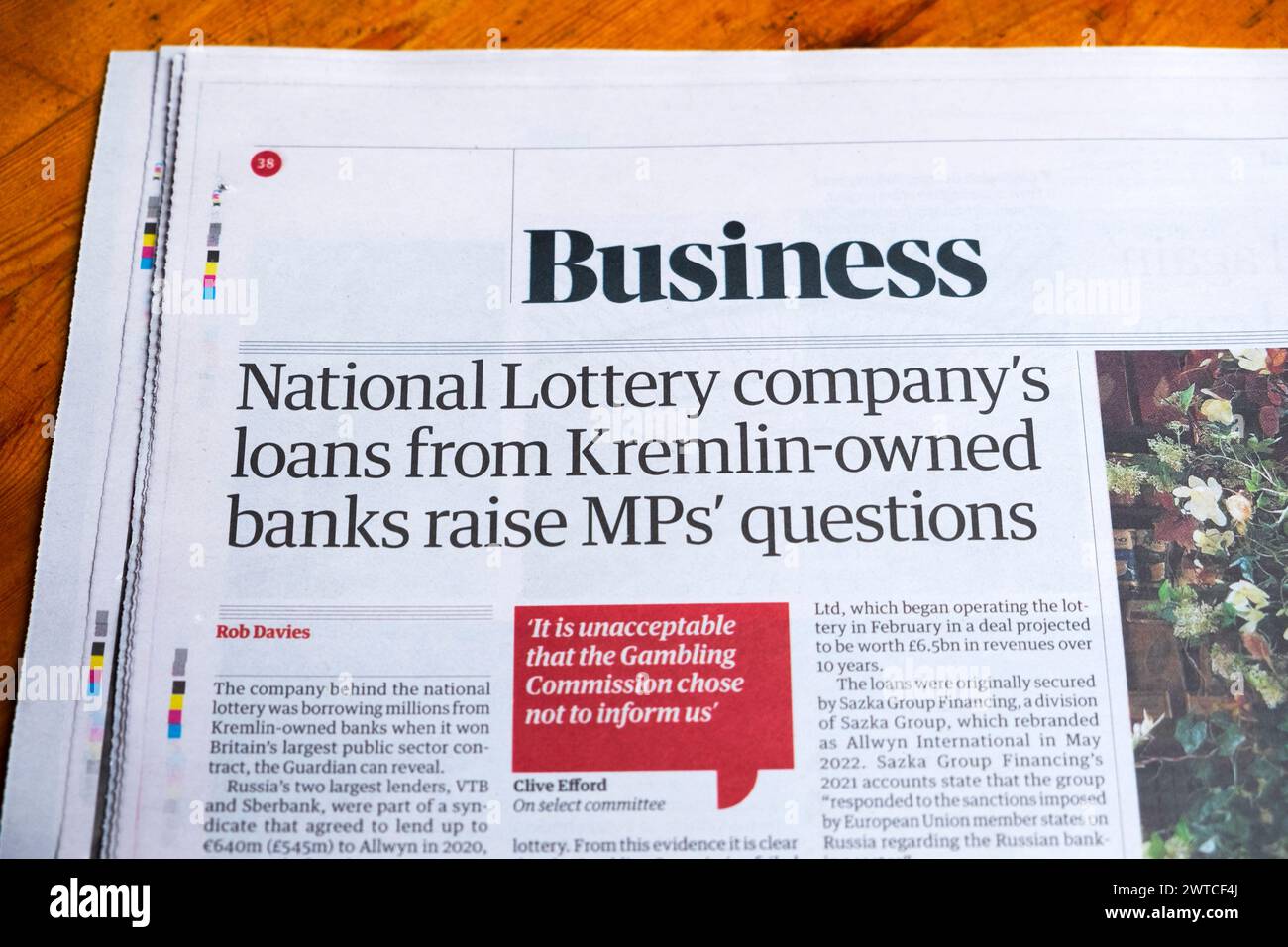 "I prestiti della National Lottery Company concessi da banche di proprietà del Cremlino sollevano interrogativi". articolo aziendale del quotidiano Guardian 10 marzo 2024 Londra Regno Unito Foto Stock