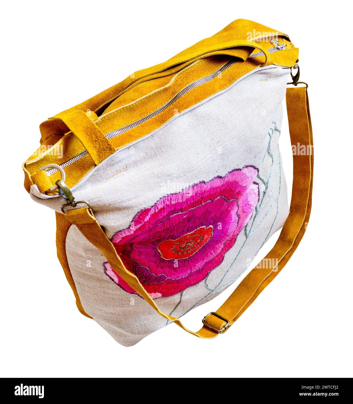 borsa in pelle scamosciata gialla e tela lavorata a mano con apertura floreale ricamata su sfondo bianco Foto Stock